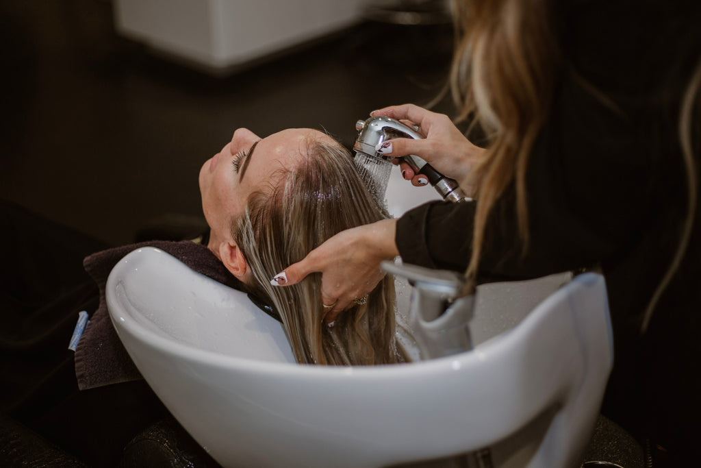 Cara yang Benar Mencuci Rambut: Hindari Kesalahan Umum dan Dapatkan Rambut Cantik dan Sehat